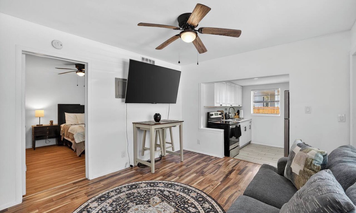 Ballast Point House | Cozy 1-bedroom house in lovely Tampa with AC - 2706C