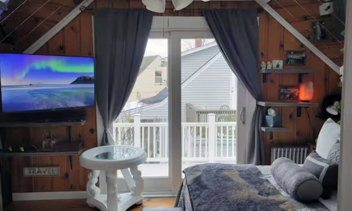 South Valley Stream House | Cozy 1-bedroom on the 2nd floor in Valley Stream, with a beautiful outdoor deck.