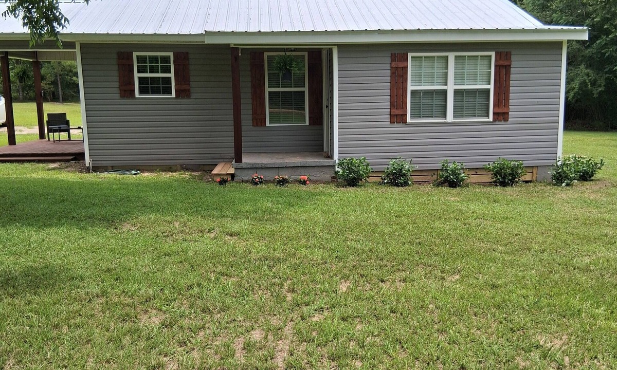 Eastman House | Cozy 2-bedroom house nestled among the trees and surrounded by open space.