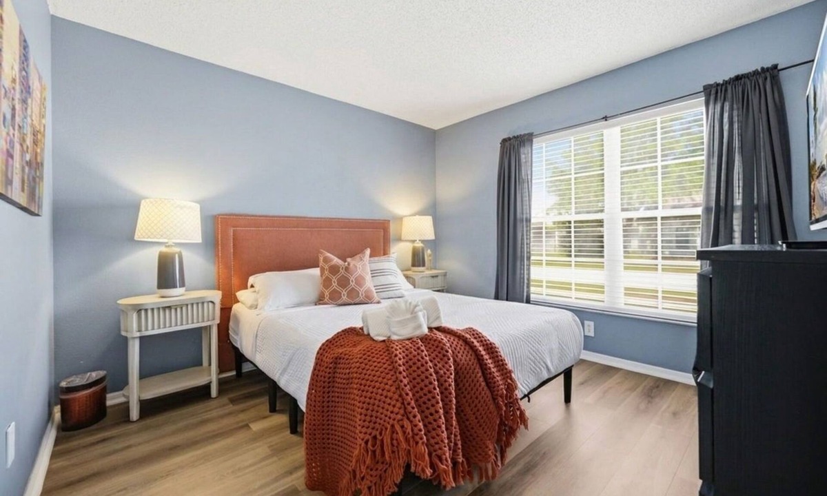 South Pointe of Tampa House | Cozy 2BR Riverview home with adjustable beds, a private fenced backyard, screened lanai, fully stocked kitchen, and garage parking. Conveniently located near Tampa, shopping, dining, and local attractions.