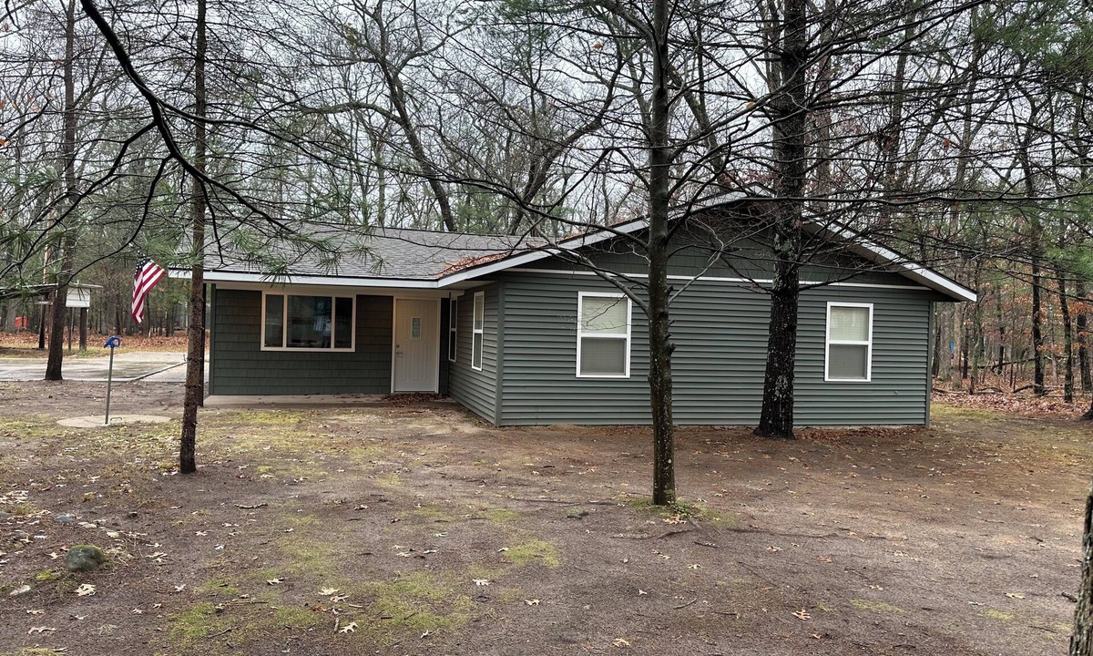 Baldwin Cabin | Cozy 3 Bedroom Cabin Chain of Lakes Area WIFI Free Cancellation