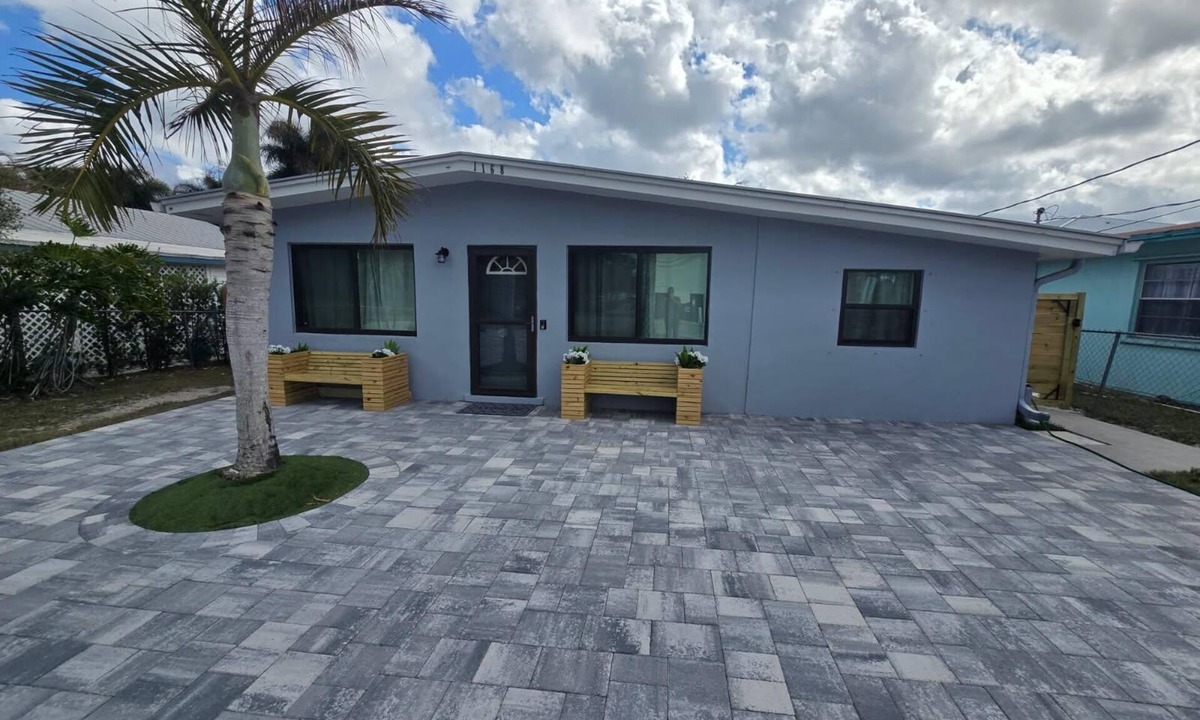 Palm City House | Cozy 3 bedroom home, walking distance to The Patio and restaurants in Palm City.