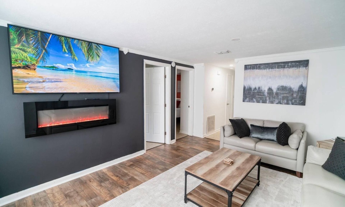 Westside House | Cozy 3BR Home Downtown w/Backyard+Wi-Fi+Parking