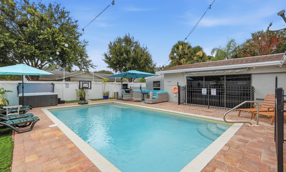 Pinellas Park House | Cozy 4BR Paradise - Pool+Hot Tub+Game Room+Fire Pit