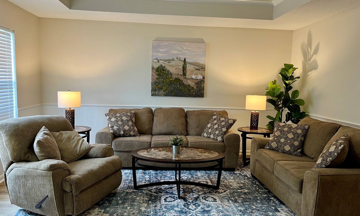Valdosta House | Cozy & Affordable Retreat w/Porch Overlooking Pond