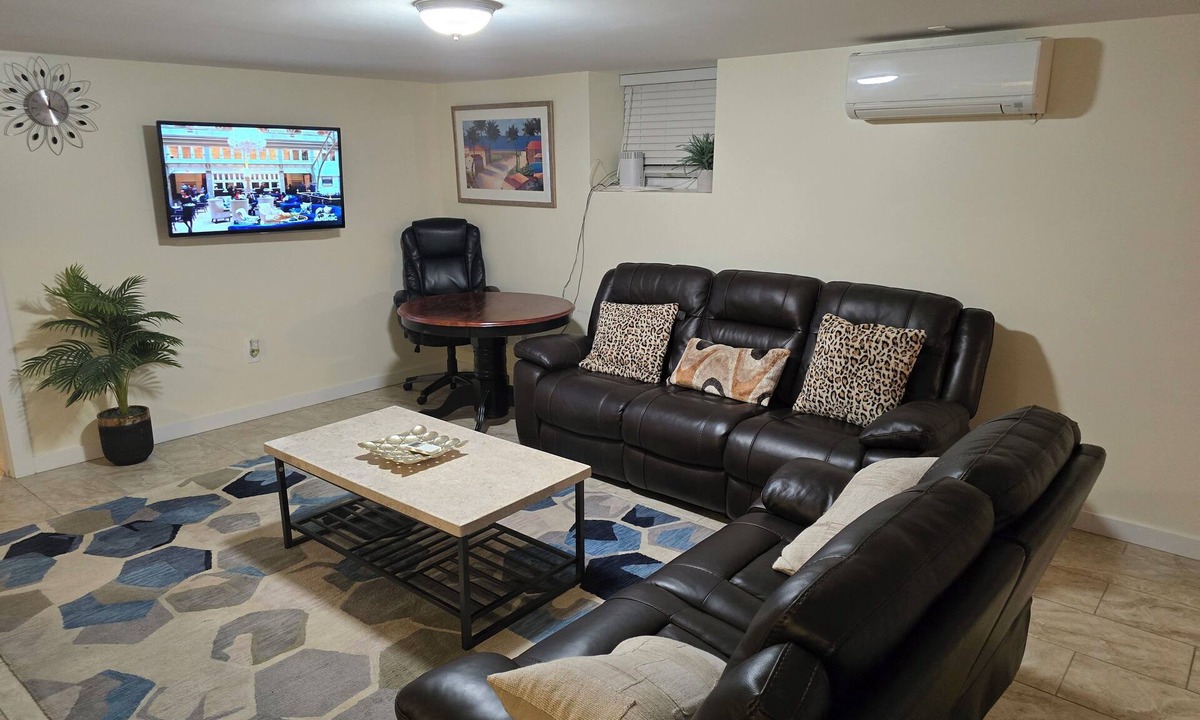 Woodlawn Heights Apartment | Cozy apartment with AC in awesome, quite Bronx neighborhood