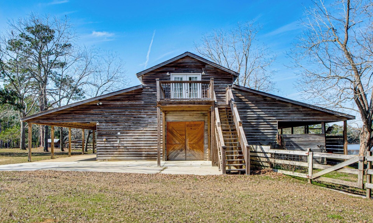 Colquitt County Apartment | Cozy Barn Apt w/5-Acre Pond in South Georgia!