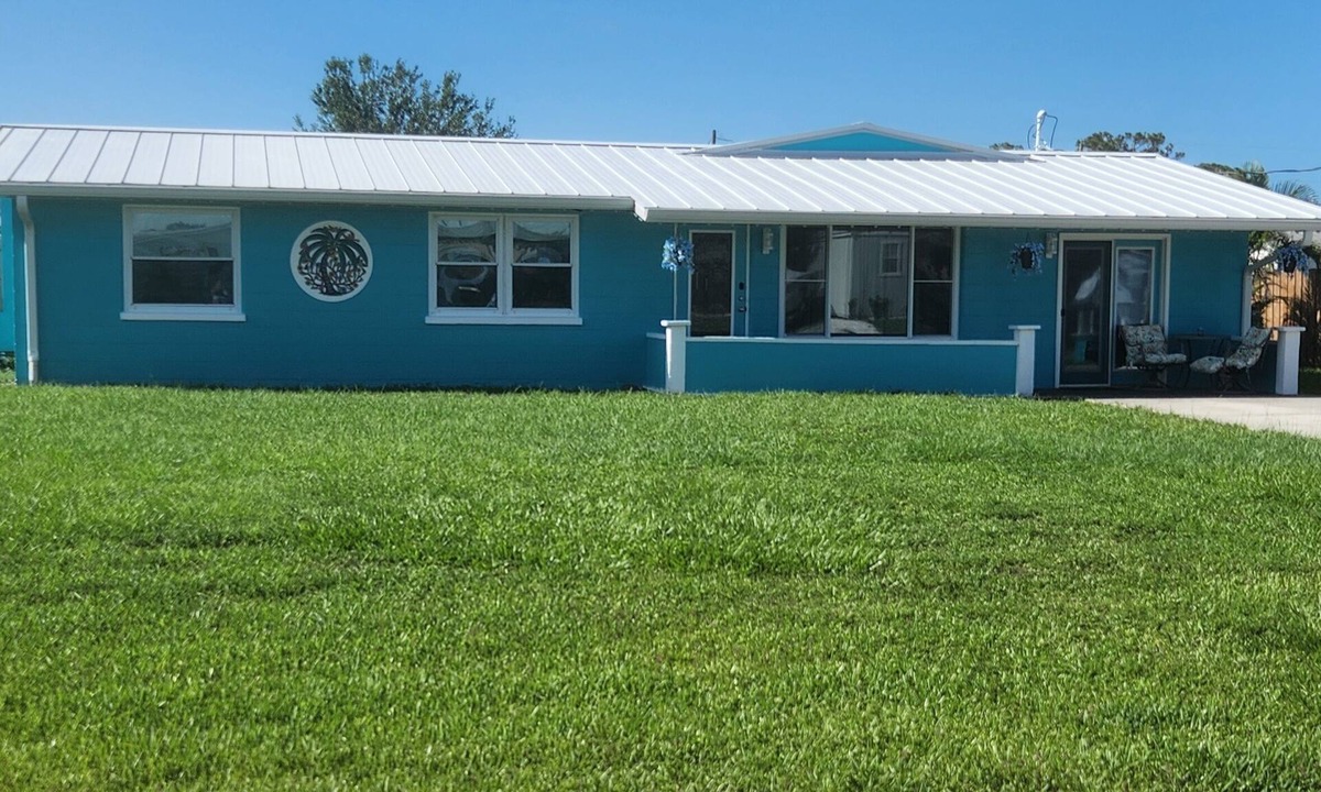 Englewood South House | Cozy Blue 4 Miles to beach. Pet Friendly,Hot tub, public pool 1.5mi
