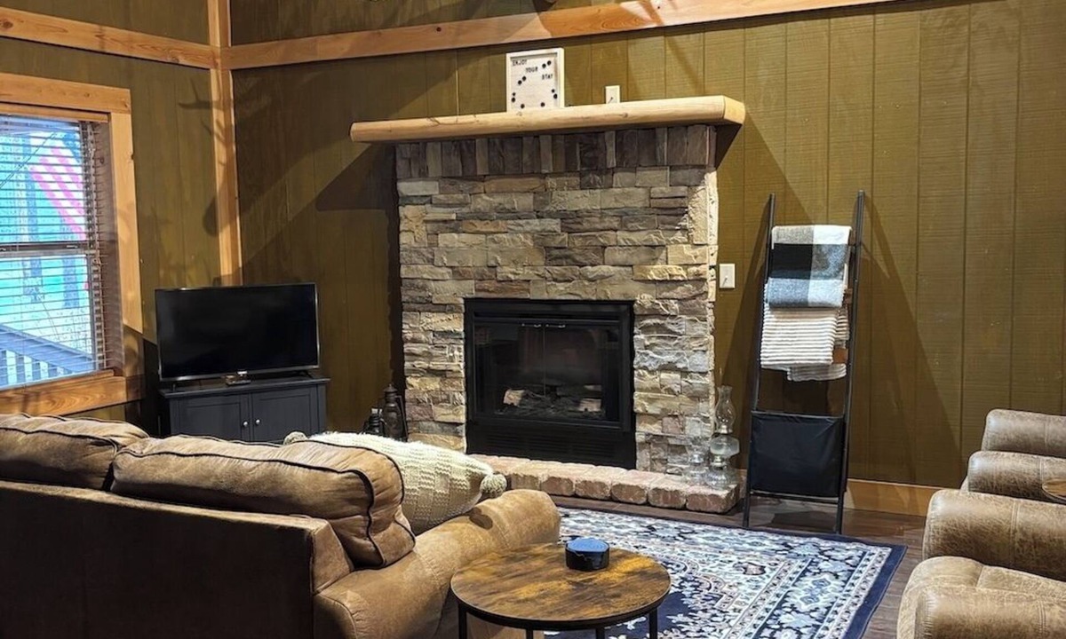 Manor Cabin | Cozy Cabin In The Pines
