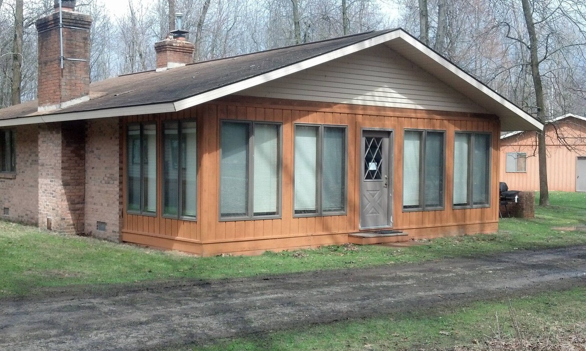 Au Gres Cabin | Cozy Cabin in the Woods- close access, private road to dock & Lake Huron access.