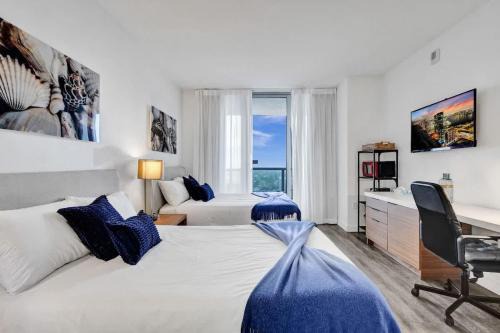 Hallandale Beach Hotel | Cozy Canal View Studio Private Balcony Pool 2208