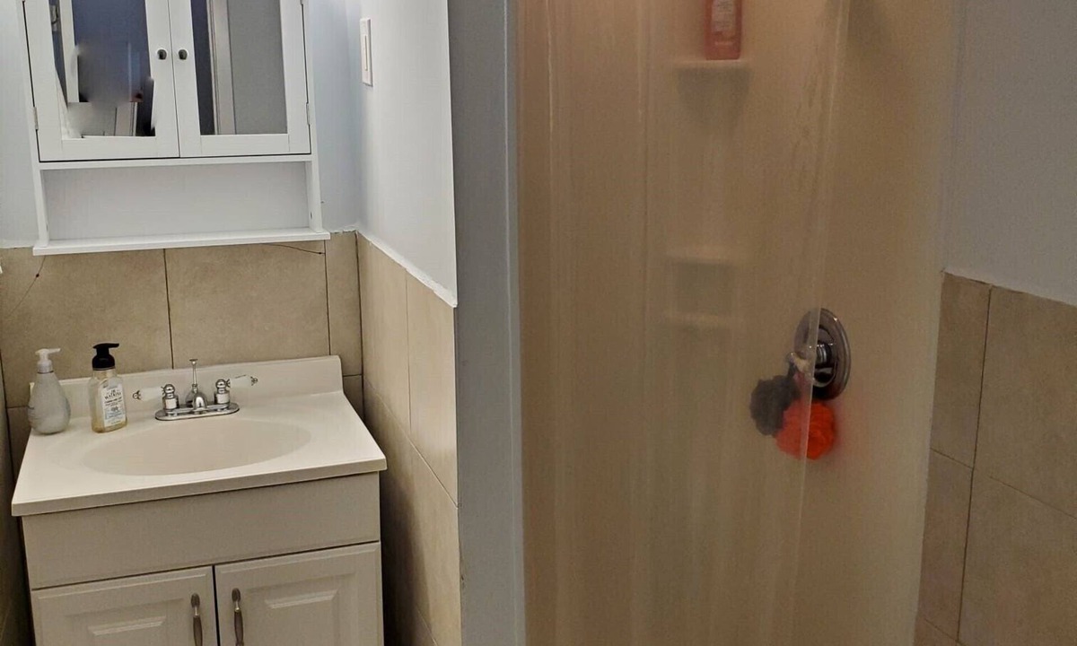 Cedarhurst Cottage | Cozy, Charming and Private Guest House Near JFK, LIRR, NYC!