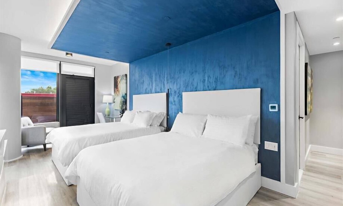 Port Morris Hotel | Cozy Double Queen Suite w/Kitchen | 4 mins away from Subway | Mott Haven