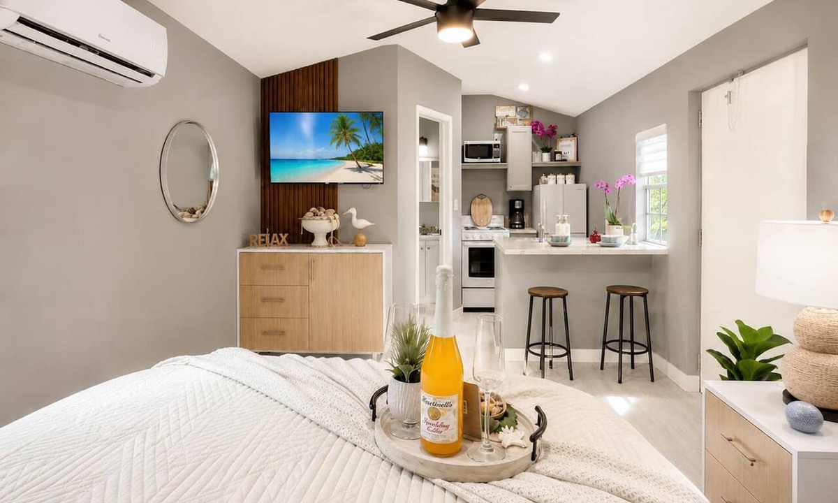 Miramar House | Cozy escape | Free parking | Private Patio