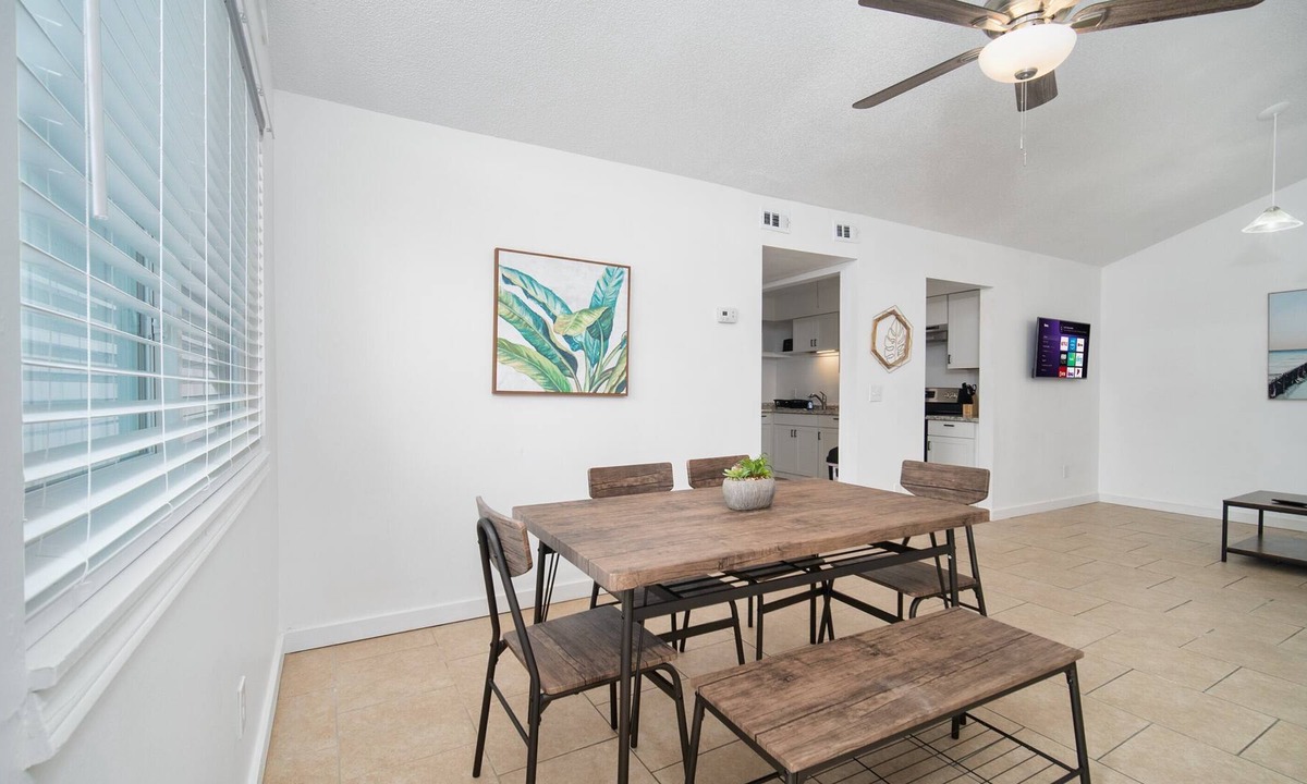 Southside Apartment | Cozy, fully-furnished 2BR/1BA apartment with ample parking in Jacksonville's Southside