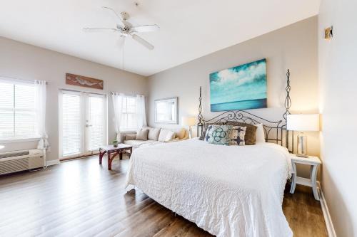 Gulf Place Apartment | Cozy Hotel-Style- near beach & dining with kitchenette pools hot tub & tennis