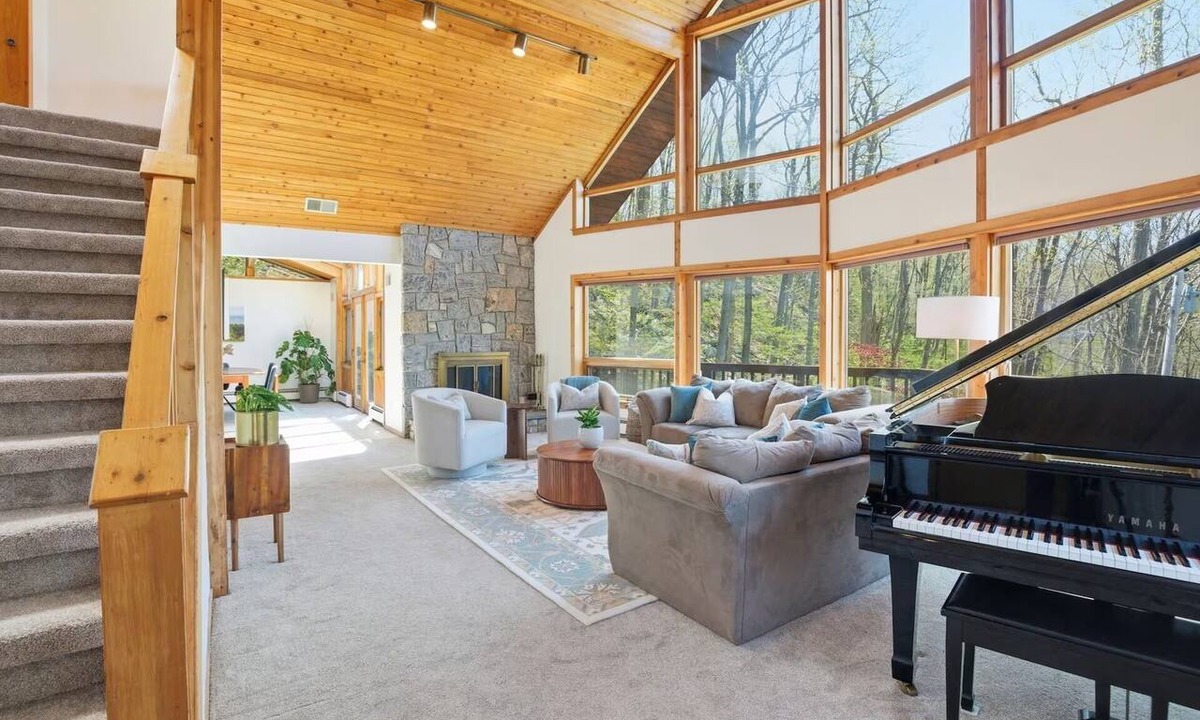 Garrison Ski Chalet | Cozy nature getaway 60 mins from NYC near WestPoint! Family Friendly with Piano!
