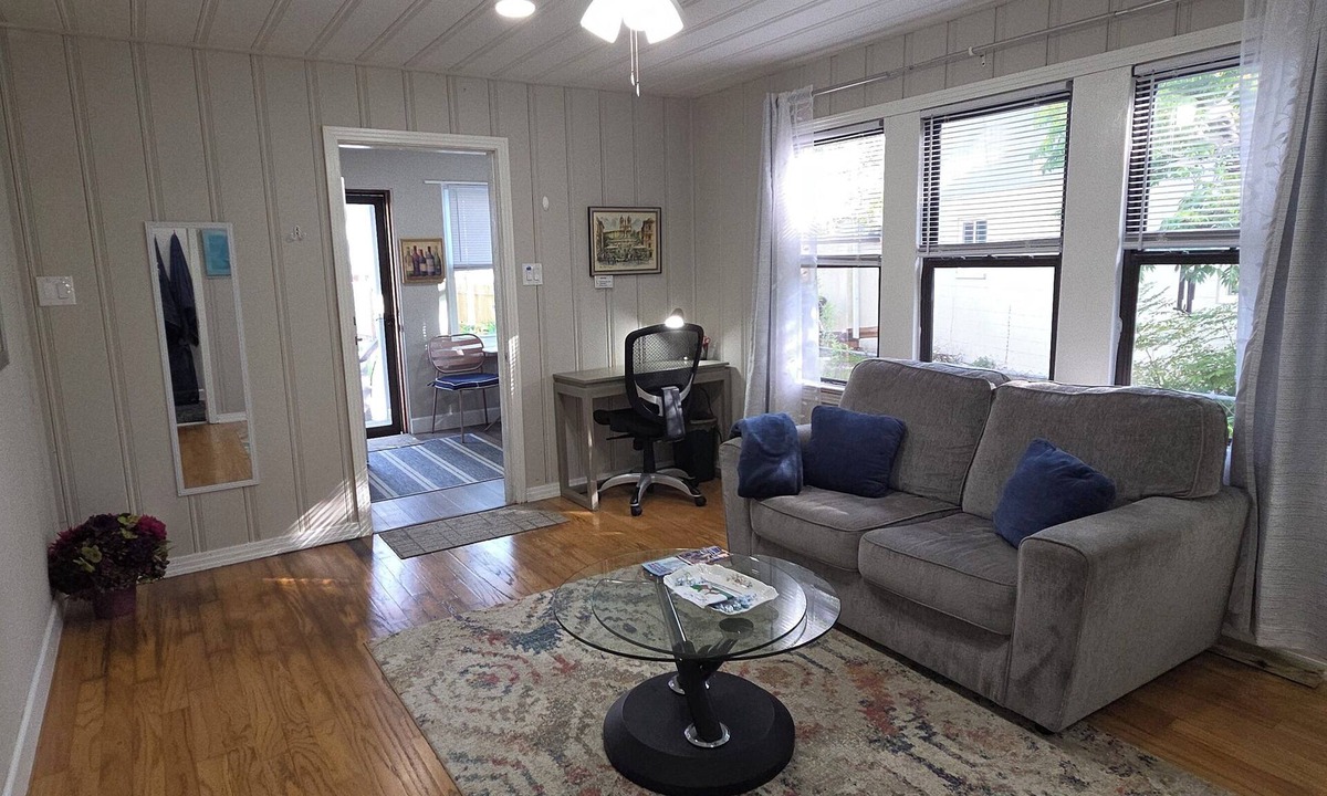 Lake Magdalene Apartment | Cozy Oak House 1-bedroom Apt in amazing Tampa. Max 2 adults+ 25 Yrs old
