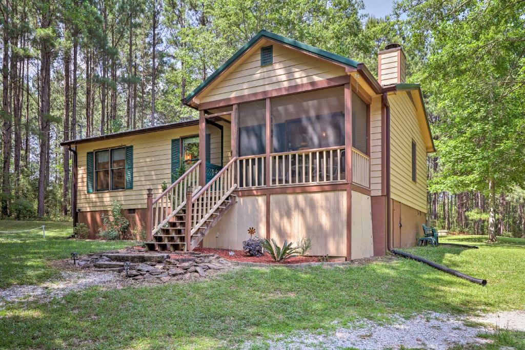 Pine Mountain House | Cozy Pine Mountain Cabin w/Screened Porch & Yard!