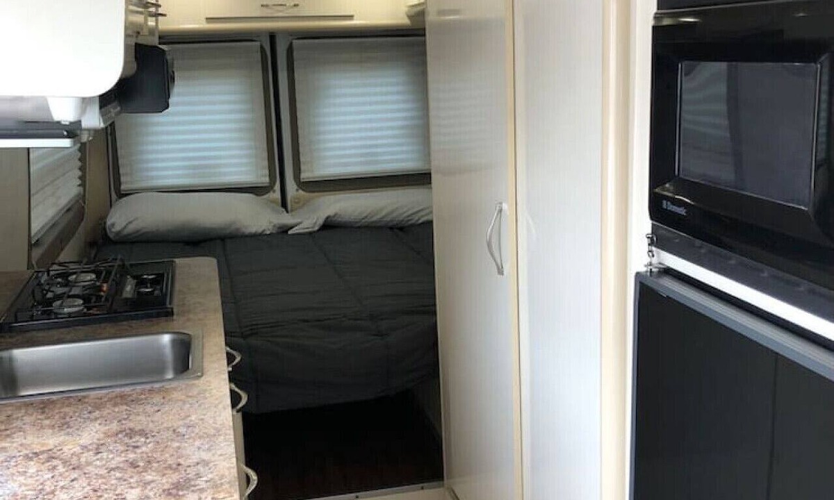 Linden House | Cozy private camper with hookups, budget base for NYC, bus 2 blocks away