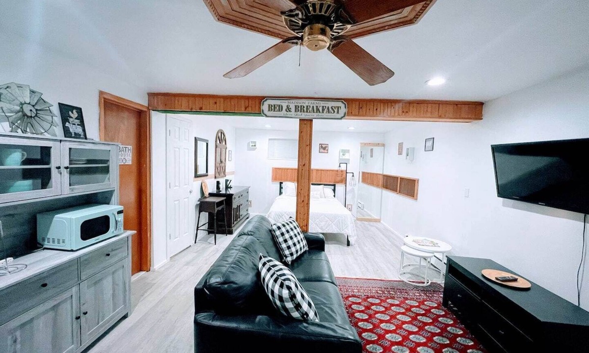 Bethpage House | Cozy private Farmhouse Studio with personal entrance near Bethpage State Park, golf courses, and the LIRR. A peaceful, comfortable stay close to parks, shops, dining, and transportation.