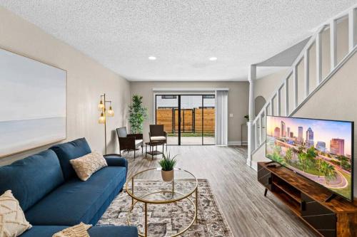 University Apartment | Cozy Townhouse - Gym Pool Golf Fast WiFi 2B2B