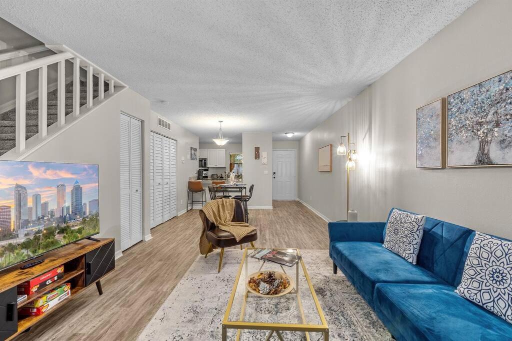 University Apartment | Cozy Townhouse - Gym Pool Golf Fast WiFi 2B2B