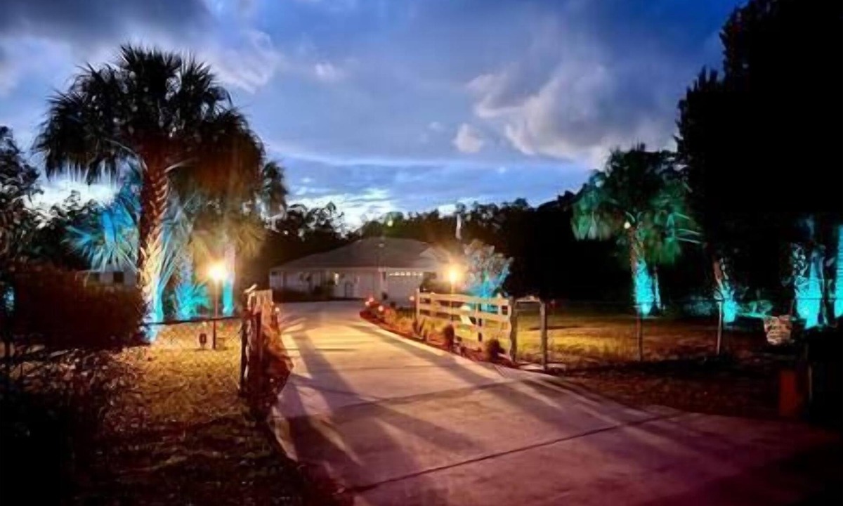 Crystal River House | CR Retreat Poker Suite, Tiki, pool hot tub Slps 14