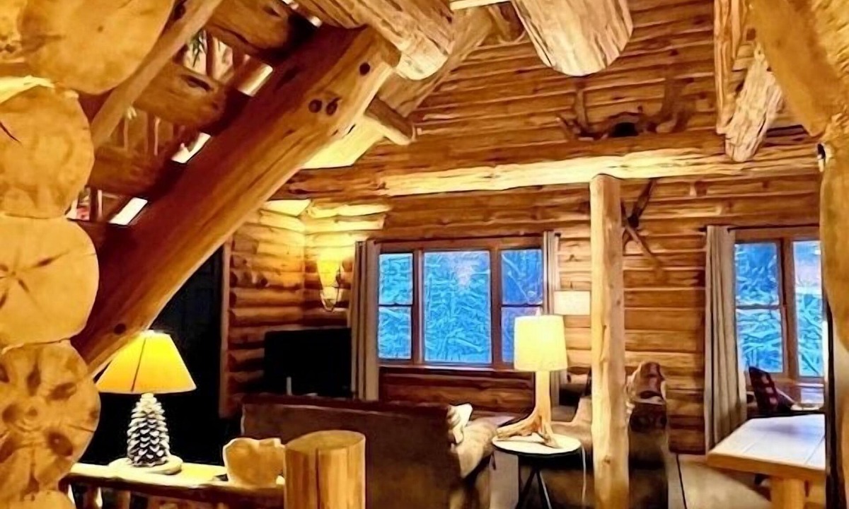 Thompsonville House | Crystal Mtn, Log Cabin, private retreat, game room, 3 Bed, 2 Bath. Sleeps 7