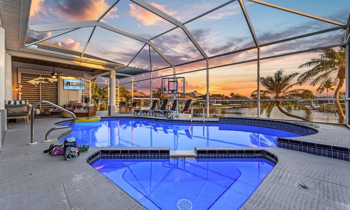 Pelican House | Custom Heated Pool, Intersecting canal views with gulf access! - Villa Sunshine & Unwind - Roelens