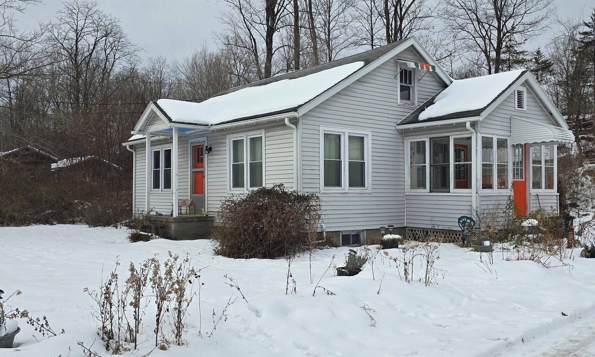 Wawarsing House | Cute home in Kerhonkson NY. This home is minutes to many popular destinations