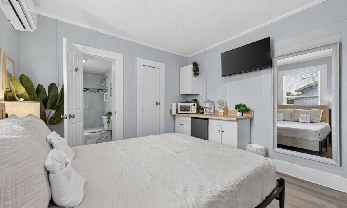 South Pensacola Cottage | Cute small studio near downtown