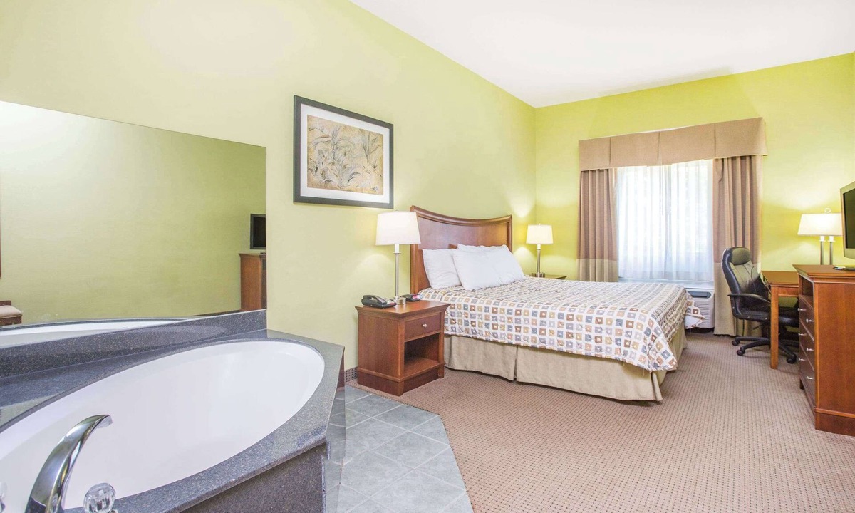 Swainsboro Hotel | Days Inn & Suites by Wyndham Swainsboro