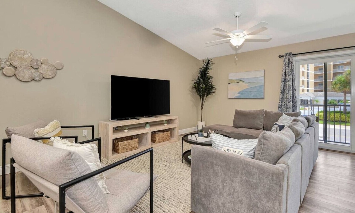 Mcelroys Belleview Villa | Daytona Getaway,Walk to Beach,Game Room,Parking,AC