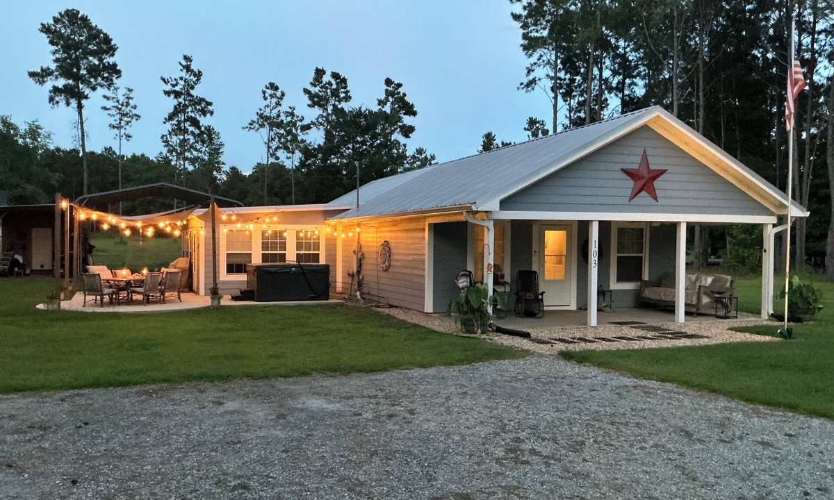 Fort Gaines House | Daze At The Lake-Just minutes from golf course and boat ramp. Fishermen welcomed