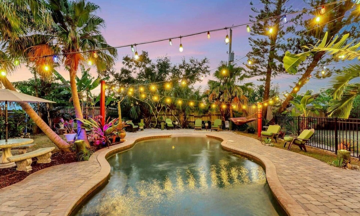 South Venice House | Daze Inn Between: lagoon pool mins to beaches