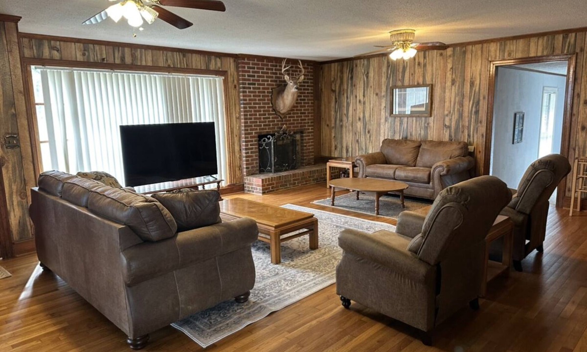 Marshallville House | Delightful Farmhouse 4-bedroom 2 full bathrooms located in Marshallville, GA
