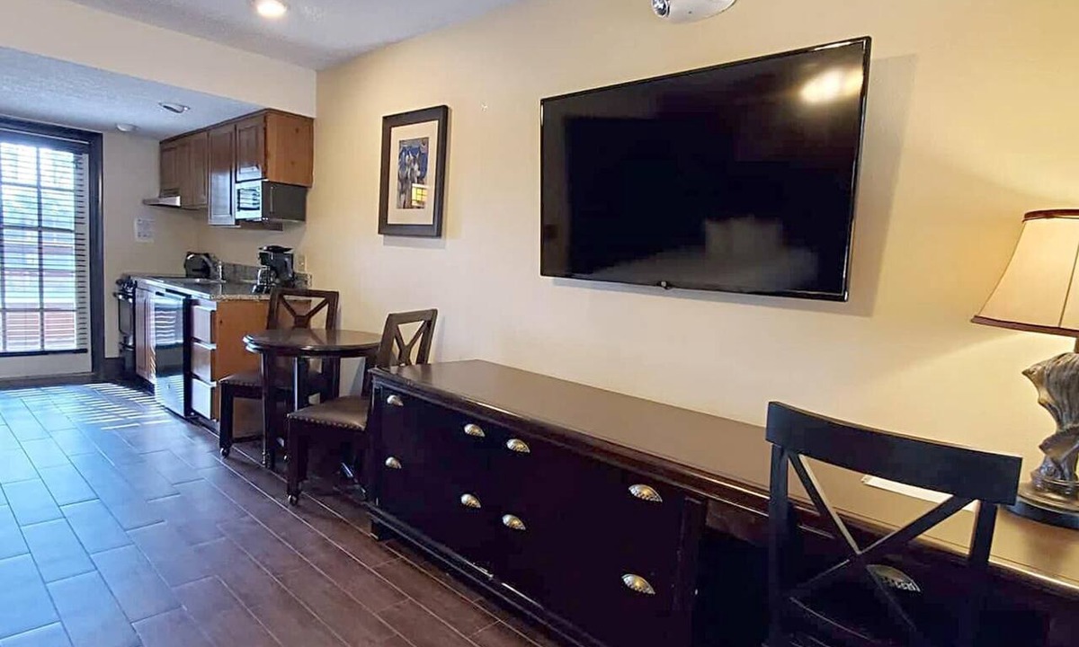 River Ranch Condo | Deluxe Suite with Kitchenette and Balcony, Steps to Rodeo and Pool! 253