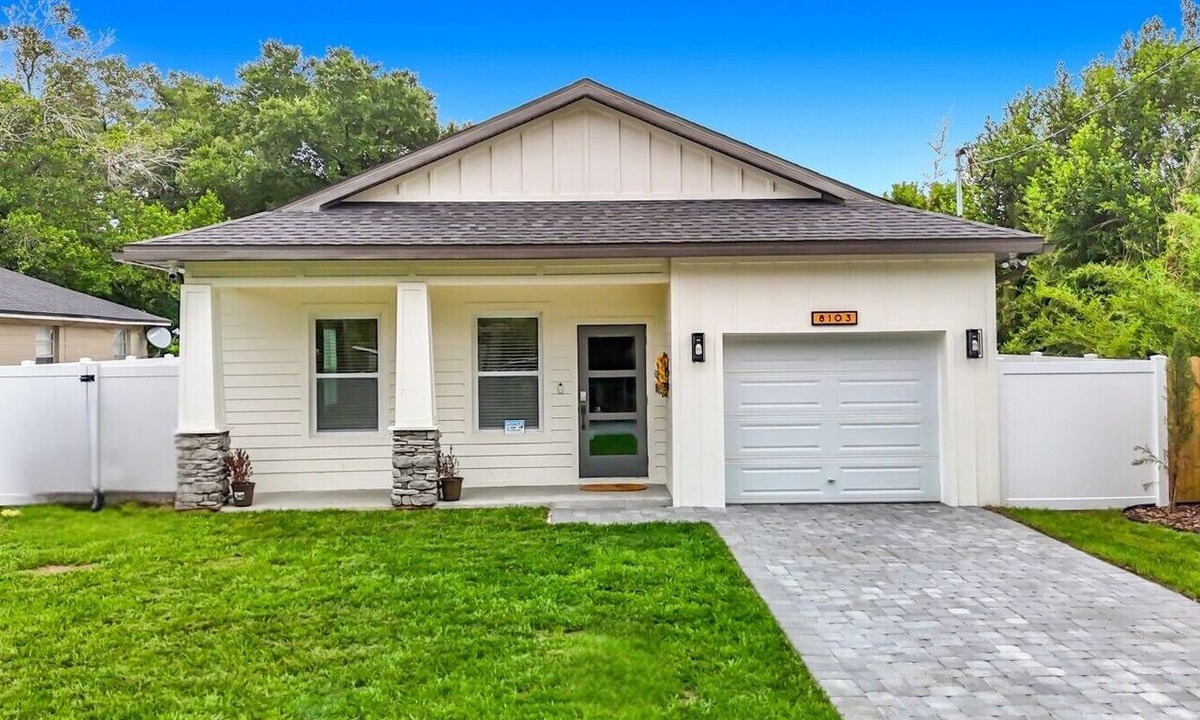 Sulphur Springs House | Designer 4 BR with Outdoor Retreat