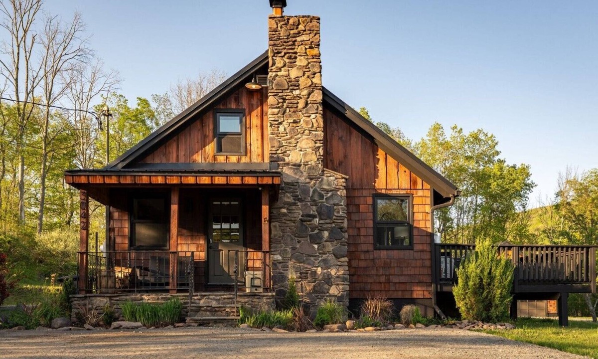 Fleischmanns Cottage | Destino Catskills Cottage | Hot tub & Fireplace