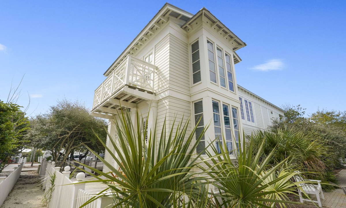 Seaside House | Directly Across from Beach in SeasideFL, Sleeps 4, and 2 Adult Bikes!