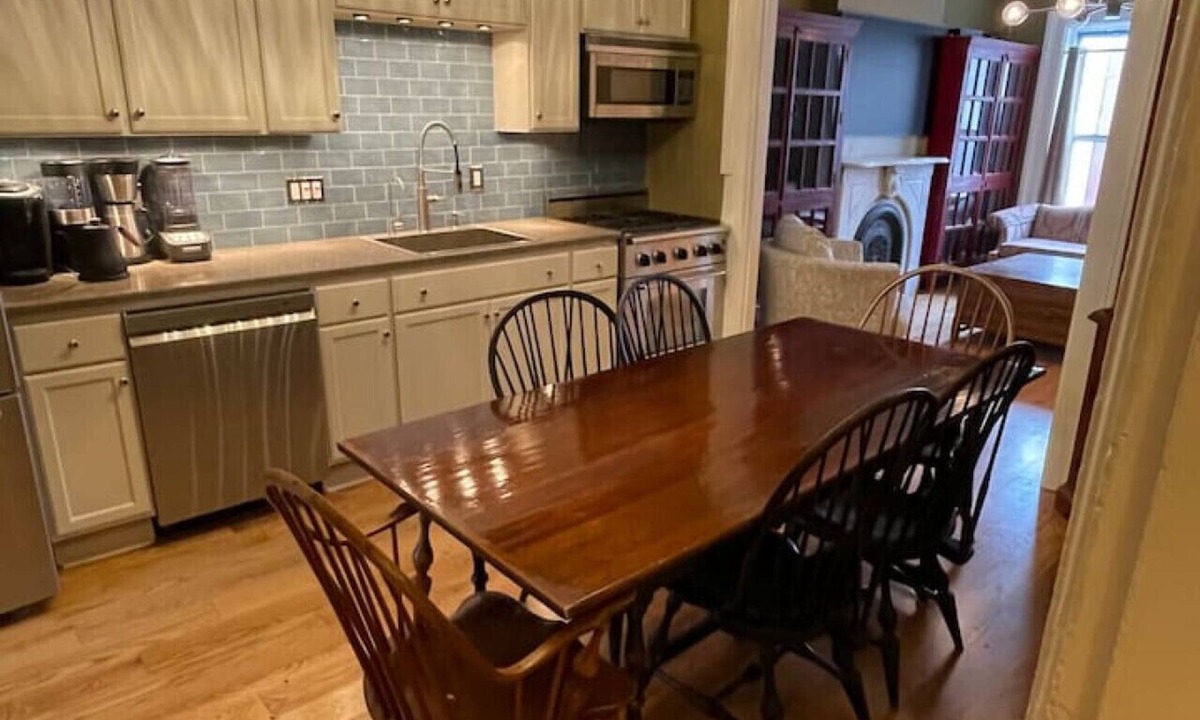 Albany House | Downtown 3BR duplex full kitchen parking off i-787