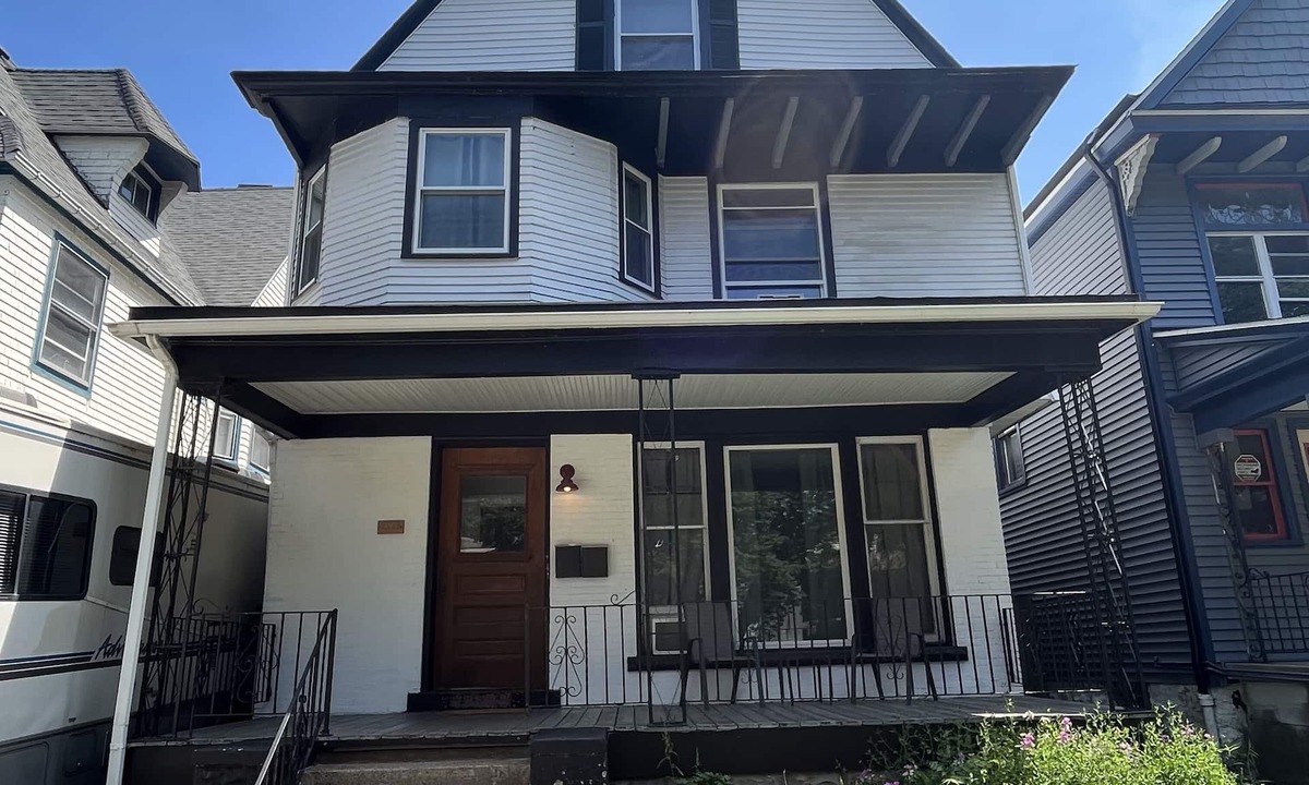 Front Park House | Downtown Duplex, Upper/Lower With Game Room! Central Location, Sleeps 14