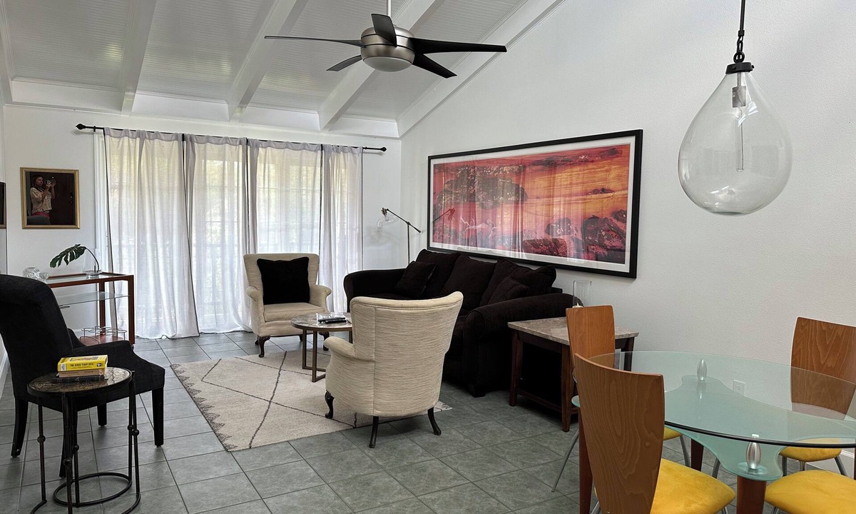 Historic Downtown Melbourne Condo | Downtown-Melbourne Beach-Dining-Cafes Walk to Everything