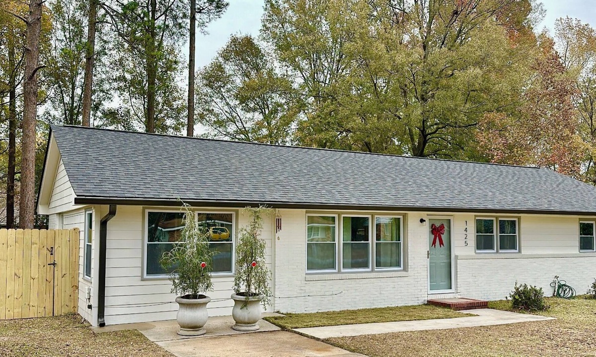 Perry House | Downtown Perry Cozy 4/3 house with fenced backyard