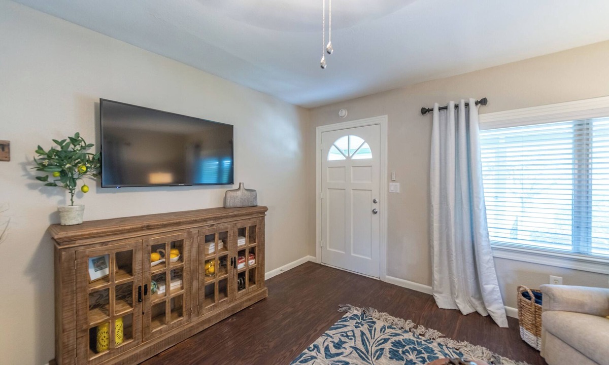 Winter Garden House | Downtown Winter Garden bungalow with private putting green and fire pit