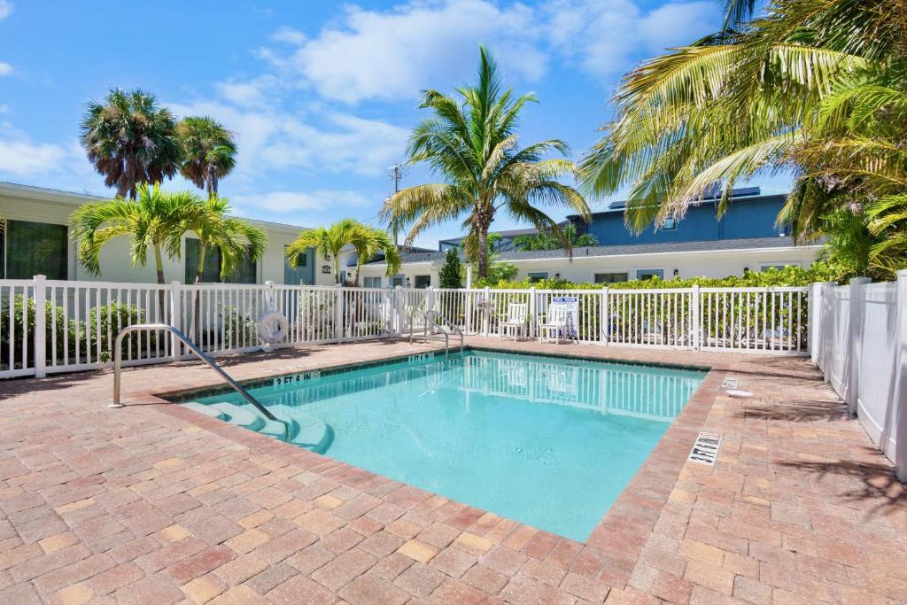 Holmes Beach Hotel | Driftwood at Anna Maria Island Inn