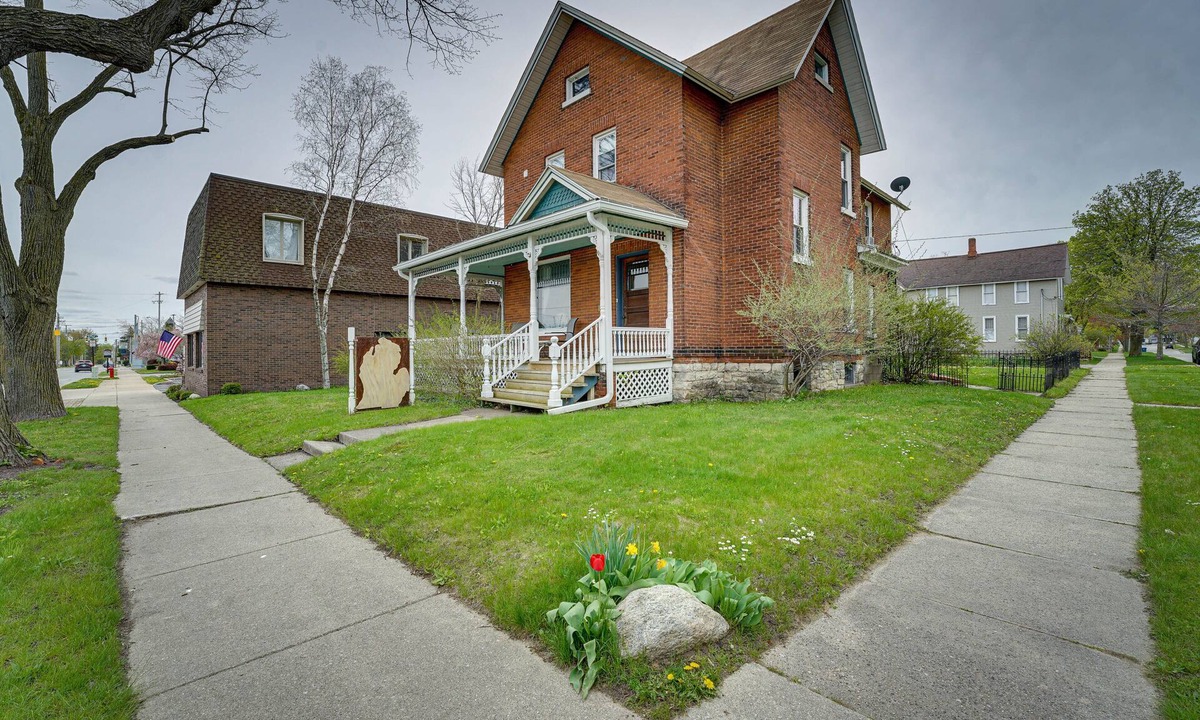 Manistee House | Dtwn Victorian Home - 1 Mi to Lake Michigan Beach!