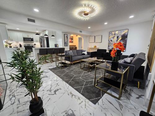 Lawsona - Fern Creek House | Duplex walk To Lake Eola Orlando Sleeps 8 - Monthly Stays