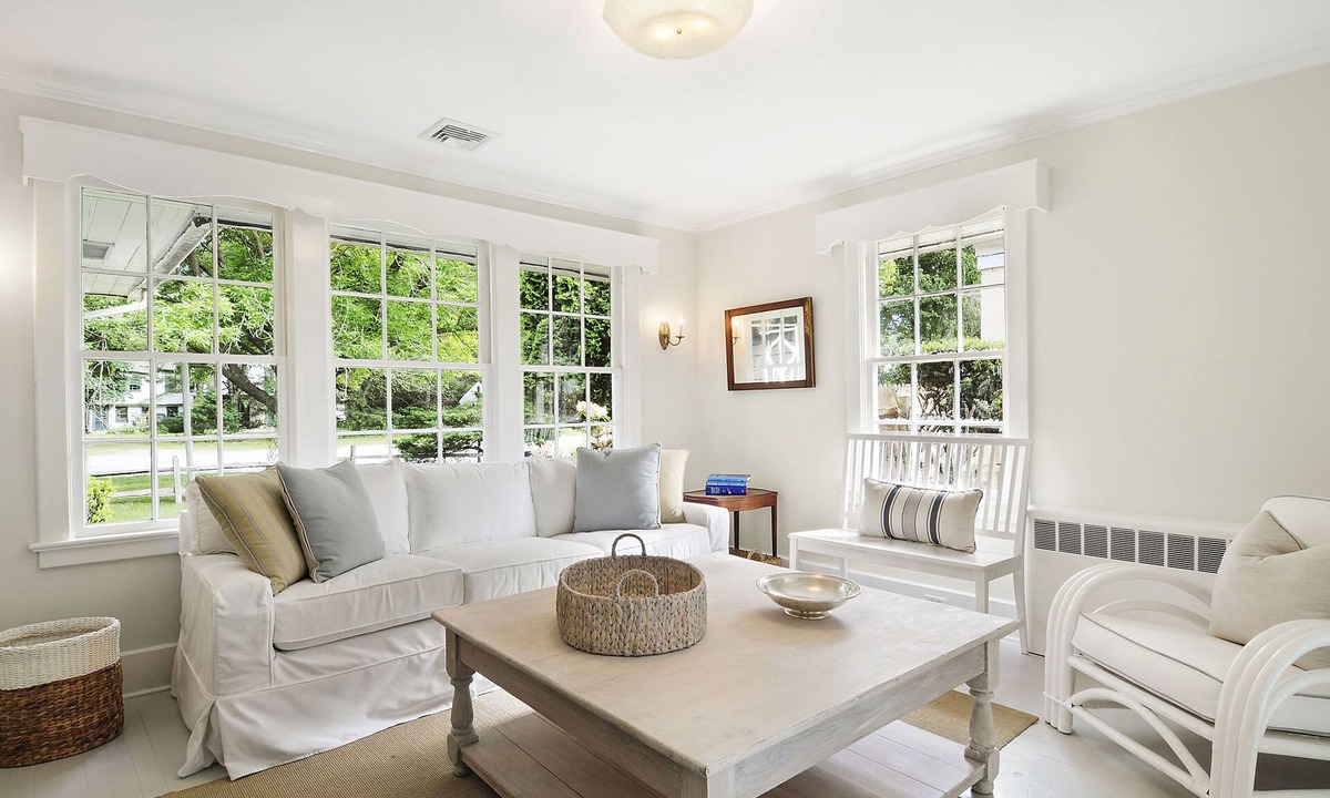 Pantigo Road Historic District House | East Hampton Village: Beautifully Renovated 3 Br 2 Bath Cottage Walk To All
